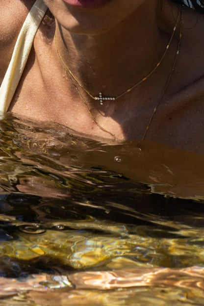WOMAN | CROSS NECKLACE | GOLD
