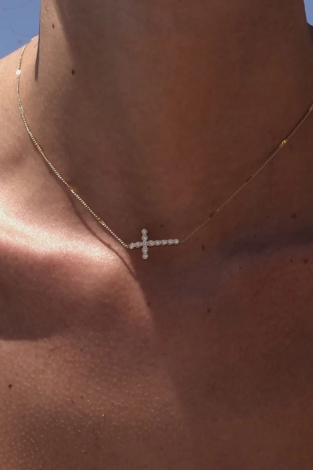 WOMAN | CROSS NECKLACE | GOLD