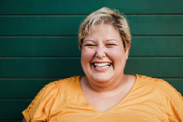 files/portret-van-bochtige-vrouw-die-o.png